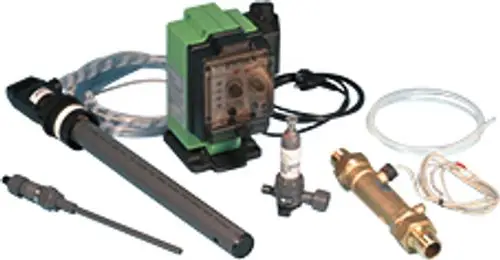 Dosieranlage von Grünbeck mit verschiedenen Komponenten, darunter Pumpe, Regler, Schläuche und Sensoren, zur automatisierten Dosierung von Chemikalien.